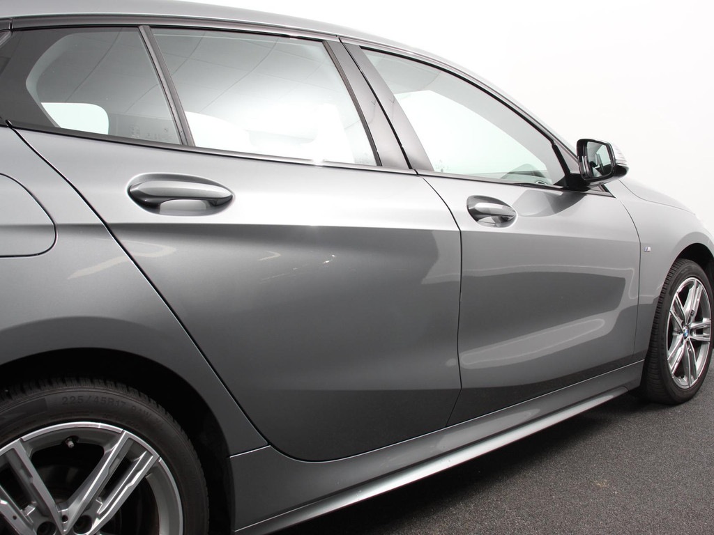 BMW-1-SERIE-118i M-Sport Climate Control Cruise control Stoelverwarming LED Parkeersensoren Apple carplay / Andriod auto Navigatie