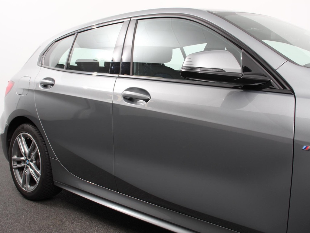 BMW-1-SERIE-118i M-Sport Climate Control Cruise control Stoelverwarming LED Parkeersensoren Apple carplay / Andriod auto Navigatie