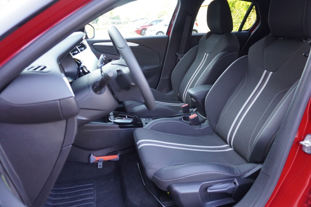 OPEL-CORSA-1.2 Turbo Hybrid GS / Automaat / Camera + parkeersensoren / Navigatie / Climate Control