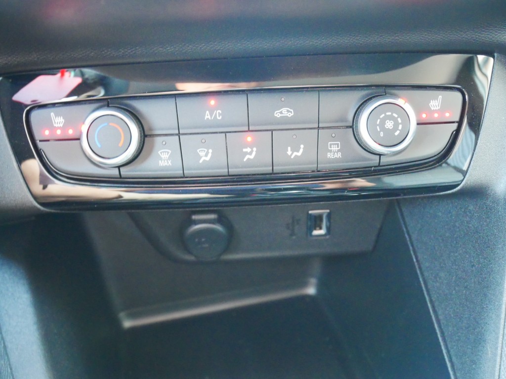 OPEL-CORSA-1.2 Edition   **Airco//Navi//Camera **