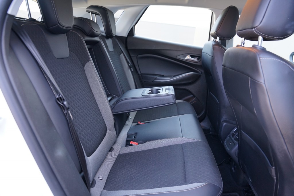 OPEL-GRANDLAND X-1.6T Hybr. 228PK Elegance Ecc Cruise BT Carplay