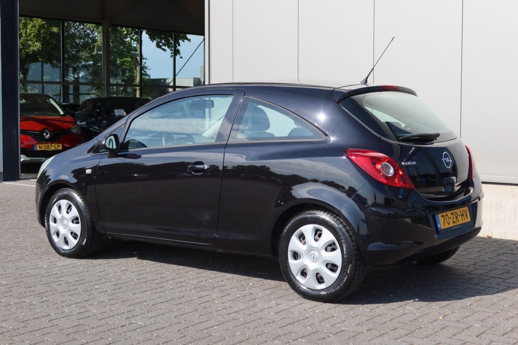 OPEL-CORSA-1.2-16V ENJOY airco 3 drs. Extreem lage KM tand !