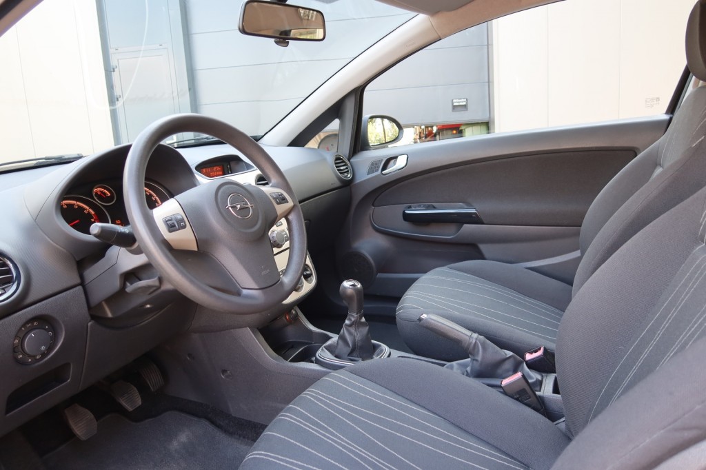 OPEL-CORSA-1.2-16V ENJOY airco 3 drs. Extreem lage KM tand !
