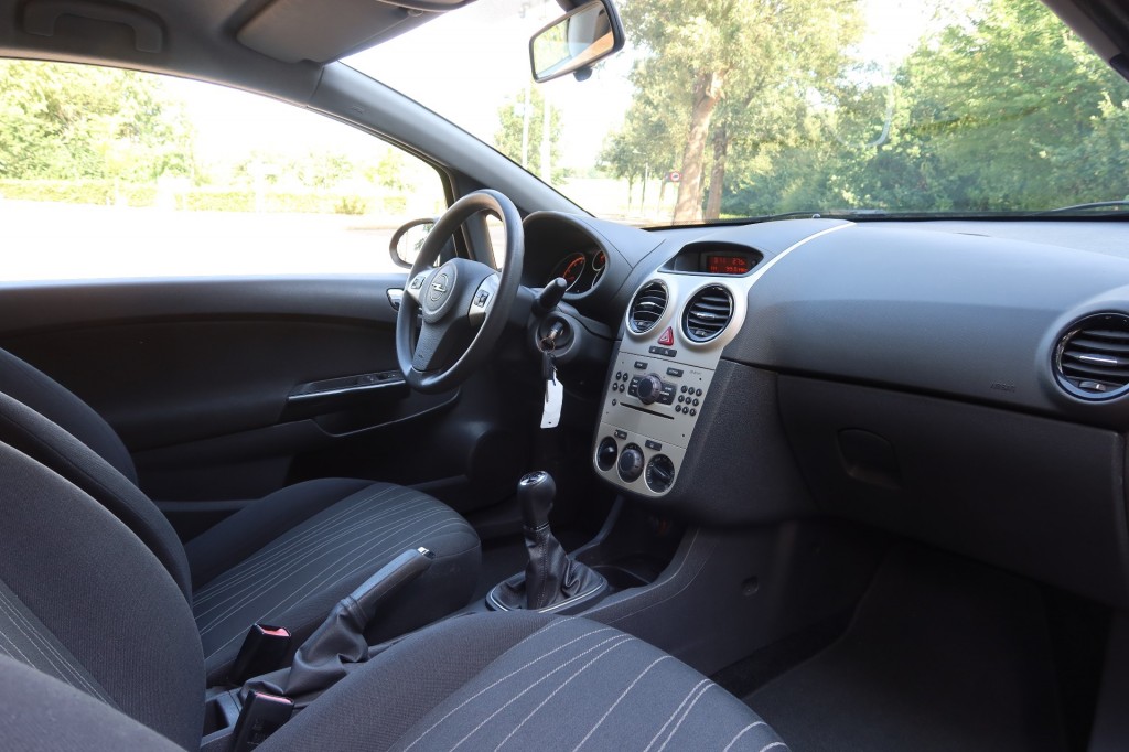 OPEL-CORSA-1.2-16V ENJOY airco 3 drs. Extreem lage KM tand !