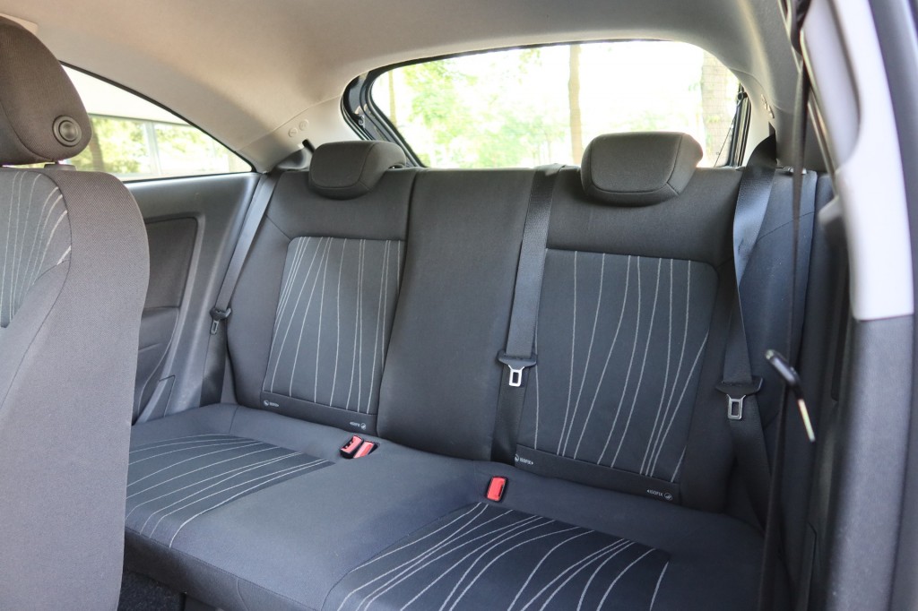 OPEL-CORSA-1.2-16V ENJOY airco 3 drs. Extreem lage KM tand !