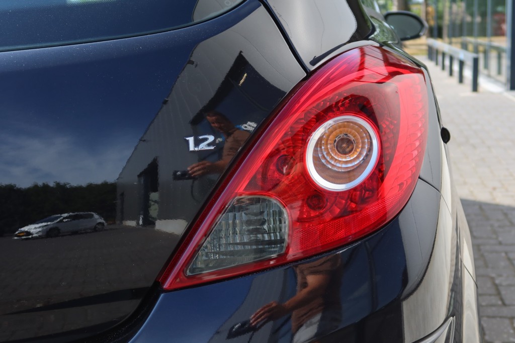 OPEL-CORSA-1.2-16V ENJOY airco 3 drs. Extreem lage KM tand !