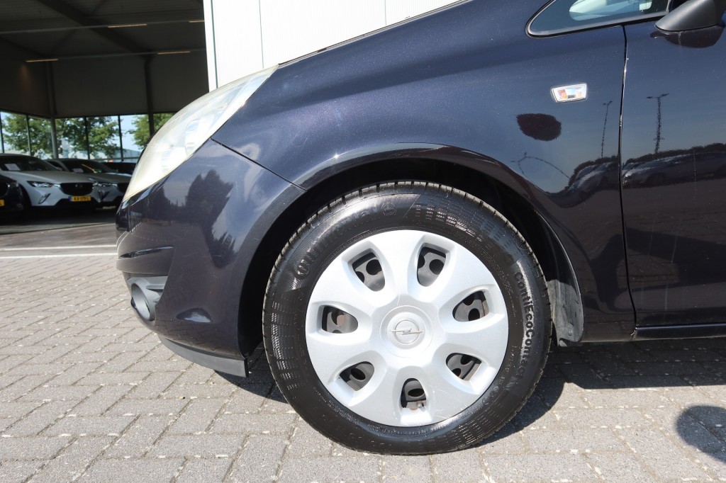 OPEL-CORSA-1.2-16V ENJOY airco 3 drs. Extreem lage KM tand !