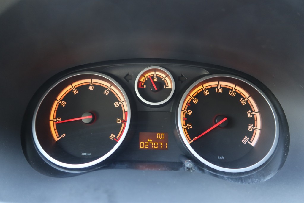 OPEL-CORSA-1.2-16V ENJOY airco 3 drs. Extreem lage KM tand !