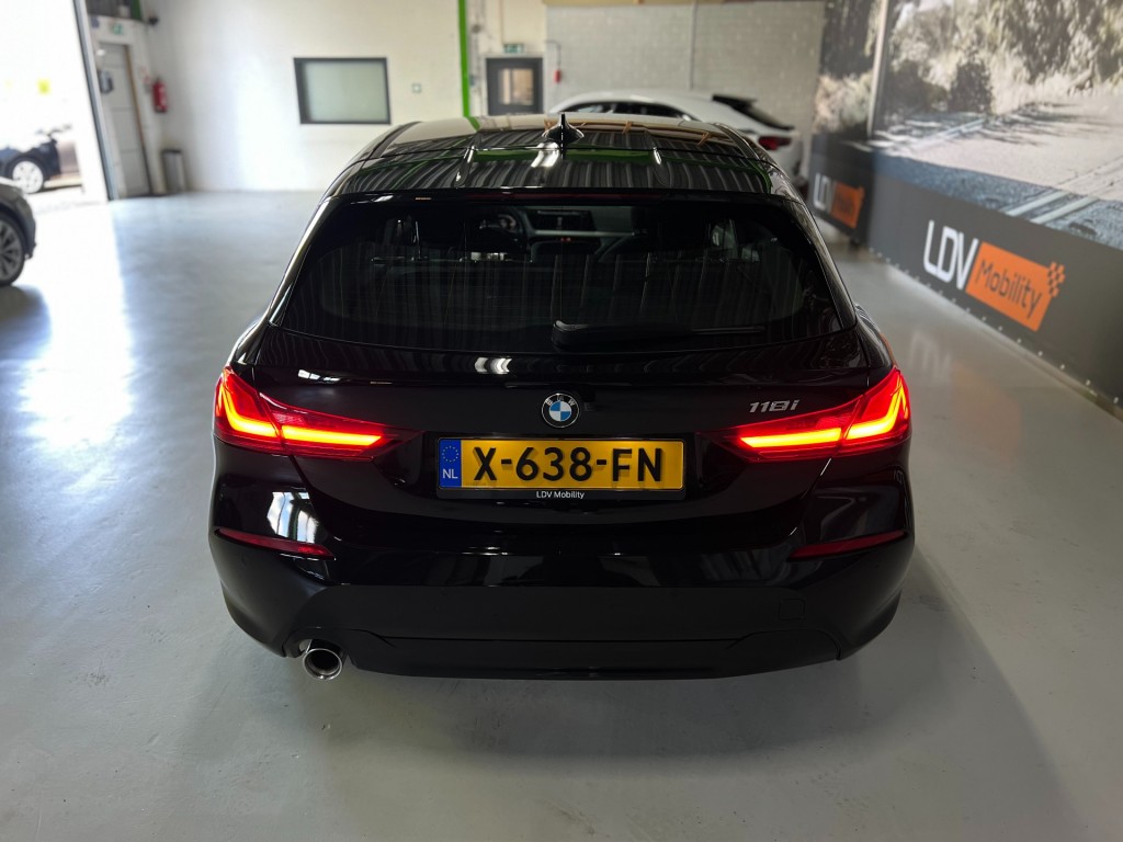 BMW-1-SERIE-118I BUSINESSEDITION / Automaat / 42323 km / Carplay / Digitaal Display