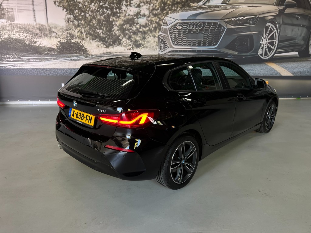 BMW-1-SERIE-118I BUSINESSEDITION / Automaat / 42323 km / Carplay / Digitaal Display