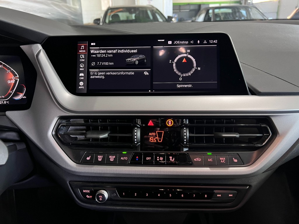 BMW-1-SERIE-118I BUSINESSEDITION / Automaat / 42323 km / Carplay / Digitaal Display