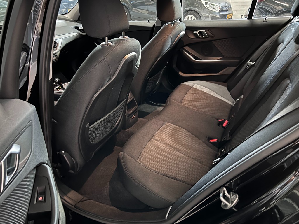 BMW-1-SERIE-118I BUSINESSEDITION / Automaat / 42323 km / Carplay / Digitaal Display