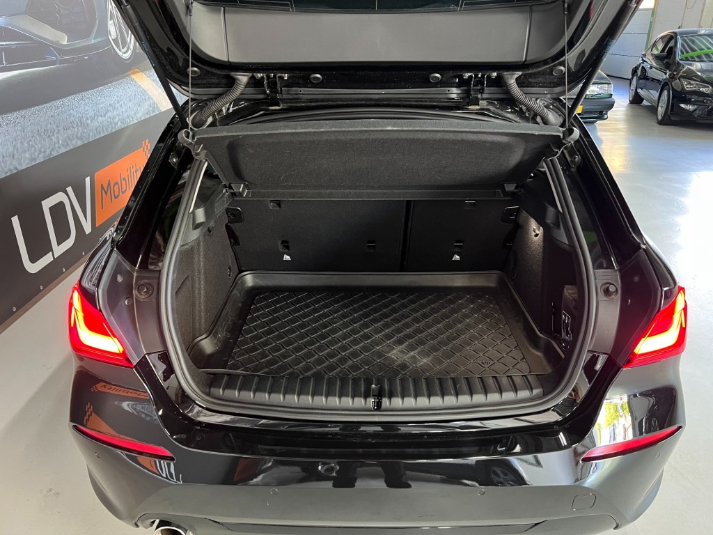 BMW-1-SERIE-118I BUSINESSEDITION / Automaat / 42323 km / Carplay / Digitaal Display