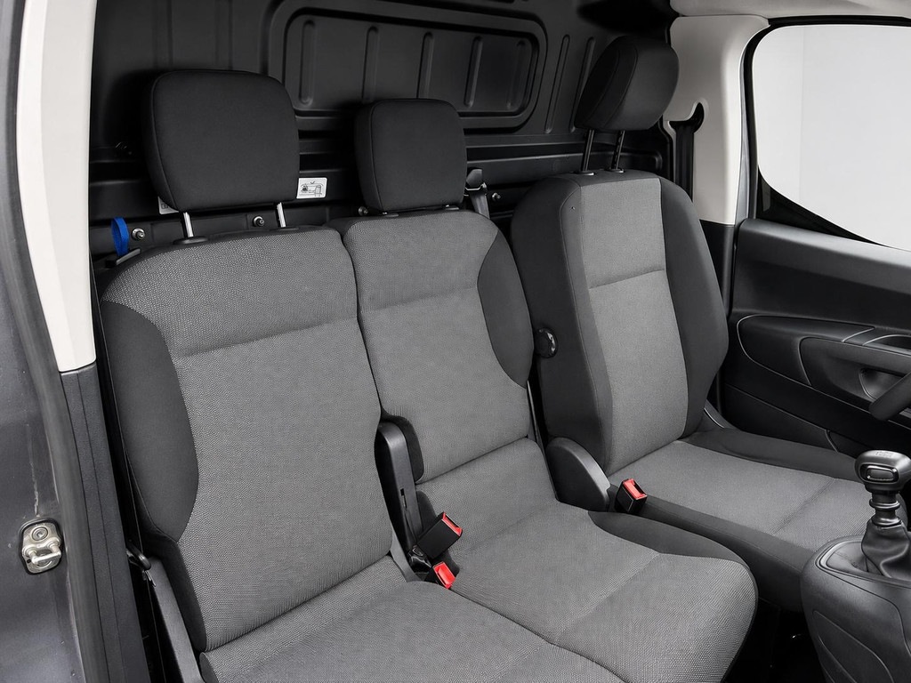 OPEL-COMBO-1.5D L2H1 Edition Navigatie Apple CarPlay Android Auto Parkeerhulp achter Climate Control